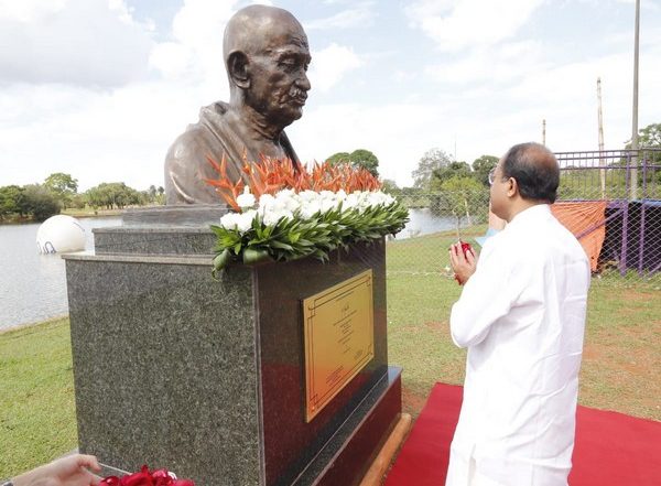World News | MoS Muraleedharan Pays Homage to Mahatma Gandhi at City Park in Brazil
