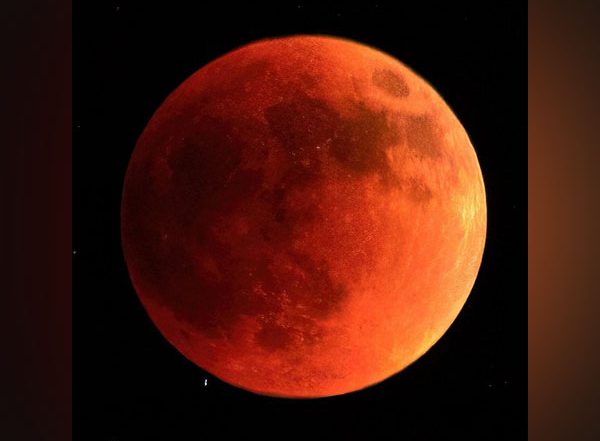 Science News | Chandra Grahan 2022: Check out Do's, Don'ts to Witness Last 'lunar Eclispse' of This Year