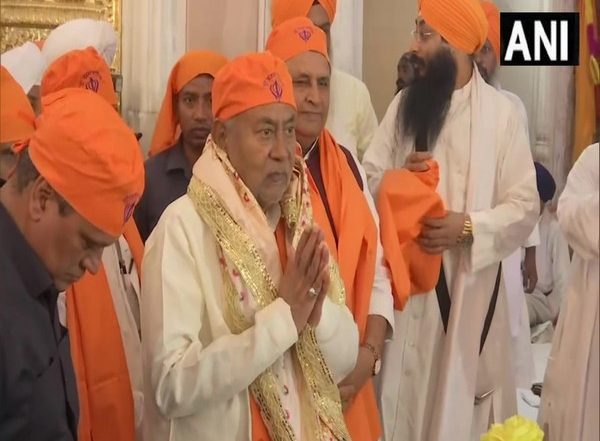 India News | Bihar CM Nitish Offers Prayers at Patna Sahib on Guru Nanak Jayanti