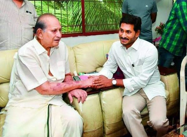 India News | CM Jagan Visits Hyderabad, Pays Tribute to Late Actor Ghattamaneni Krishna