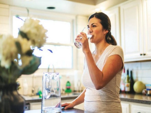 Lifestyle News | Study Examines Amount of Water People Consume over Their Lifespan - Vimarsana News