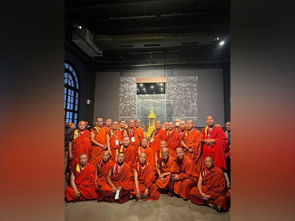 World News | Bhutanese Monks Pay Obeisance to Buddha Relics on Last Day of India Tour - Vimarsana News
