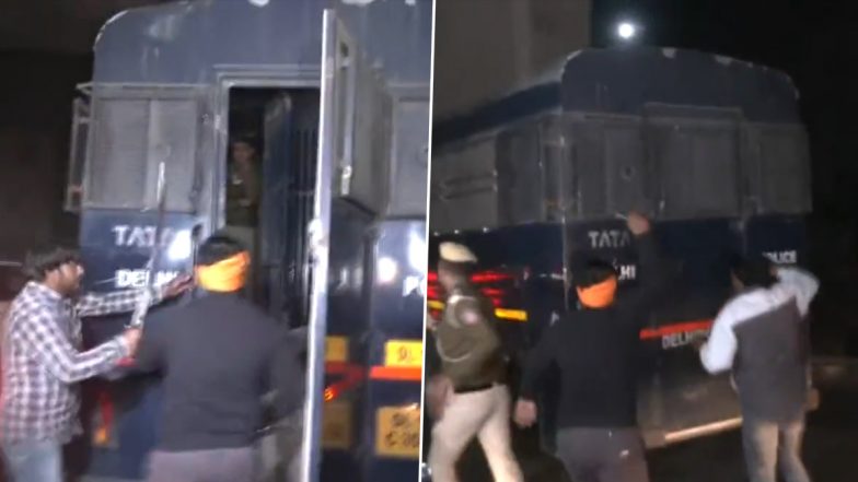 Aaftab Poonawala Attacked: Police Van Carrying Shraddha Walkar Murder Case Accused Attacked Outside FSL Rohini (Watch Video)