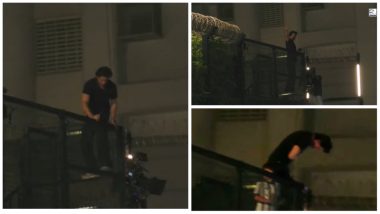 Shah Rukh Khan Greets Fans From His Mannat Residence on 57th Birthday at Midnight (Watch Video)