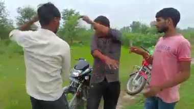 UP Shocker: Man Thrashes Friend With Slipper After He Refuses to Buy Liquor, Makes Assault Video Viral in Kushinagar; Probe Launched