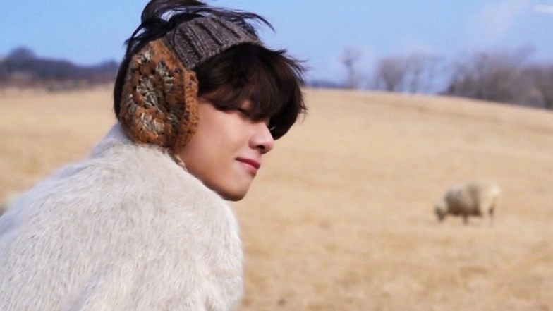 BTS' V aka Kim Taehyung Images & HD Wallpapers for Free Download Online: Feast Your Eyes on Tae Tae's Fashionable Looks and Attractive Personality