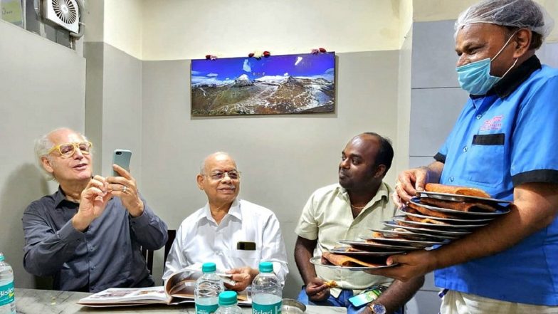 Starbucks Co-Founder Zev Siegl Enjoys Filter Coffee in Bengaluru&rsquo;s Heritage &lsquo;Vidyarthi Bhavan&rsquo; Restaurant, Terms It Wonderful Experience