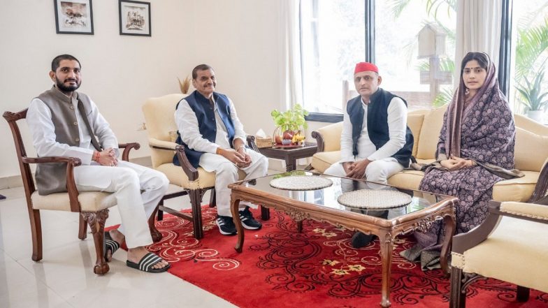 Mainpuri By-Election 2022: Samajwadi Party Leader Akhilesh Yadav Meets Uncle Shivpal Yadav Ahead of UP Bypoll