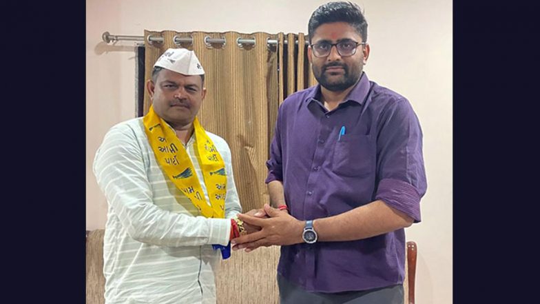 Gujarat Assembly Elections 2022: Sitting BJP MLA Kesarisinh Solanki Joins AAP Ahead of Vidhan Sabha Polls
