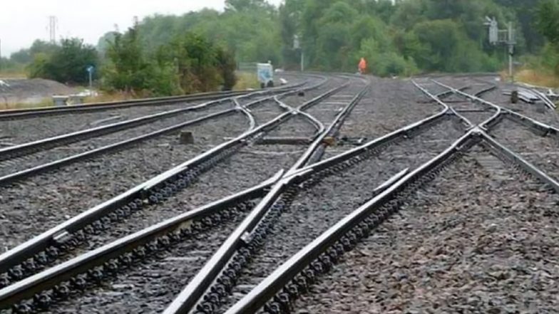 Uttar Pradesh: Major Train Accident Averted in Ghazipur After Villagers Alert Gangman About Crack on Railway Track (Watch Video)