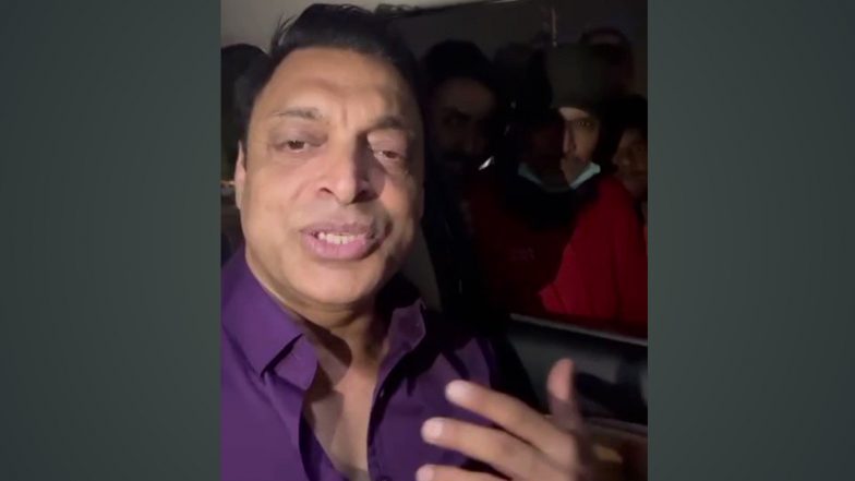 'Shah Rukh Khan' Makes 'Guest Appearance' As Shoaib Akhtar Talks to Pakistan Cricket Team Fans (Watch Video) 