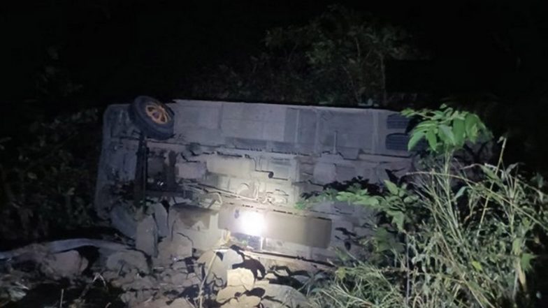 Maharashtra Bus Accident: School Vehicle Carrying 32 Passengers Falls Into Gorge in Raigad, 7 Injured