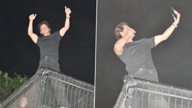 Shah Rukh Khan Greets Fans With His Signature Pose from Mannat's Balcony on His 57th Birthday (Watch Video)