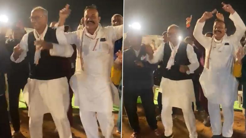 Digvijaya Singh, Congress Leaders and Workers Sing and Dance Before Bharat Jodo Yatra Enters Madhya Pradesh (Watch Video)