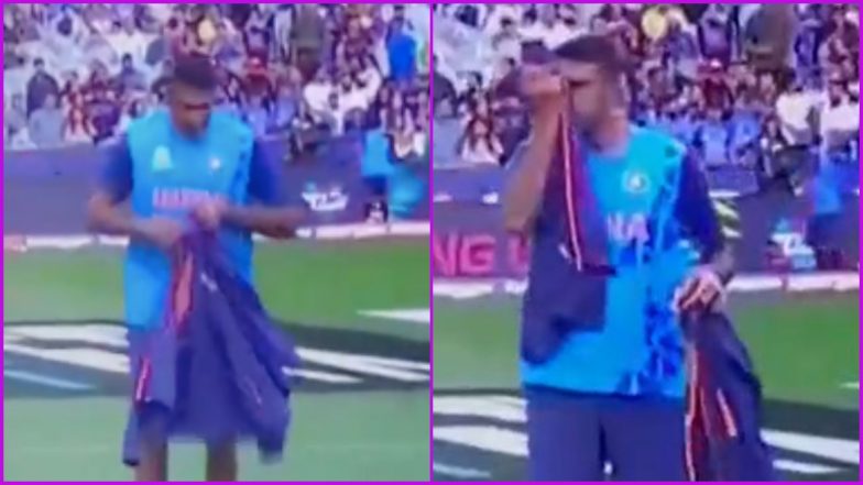 Ashwin Anna Supremacy! Ravi Ashwin Spotted Sniffing Practice Jacket During IND vs ZIM Toss at T20 World Cup 2022 (Watch Viral Video)