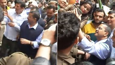 Arvind Kejriwal Asked ‘Sir, Why Aren’t You Wearing Your Muffler?’ by Woman While MCD Election Campaigning, Delhi CM Gives Witty Response (Watch Video)