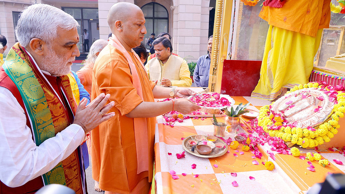 Agency News Cm Yogi Adityanath Performs Shri Ram Charan Paduka Pujan In Lucknow Flags Off