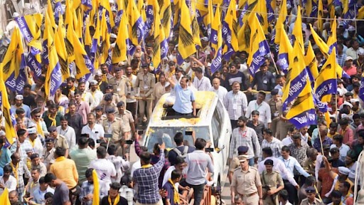MCD Elections 2022: Cellphones of Three AAP Leaders, Including MLA Akhileshpati Tripathi, Stolen During CM Arvind Kejriwal’s Roadshow in Malka Ganj Area