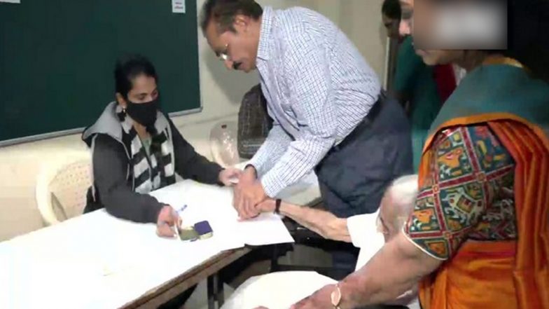 Gujarat Assembly Elections 2022 Phase 2 Polling: Heeraben Modi, PM Narendra Modi’s Mother, Casts Her Vote in Gandhinagar (See Pics and Video)