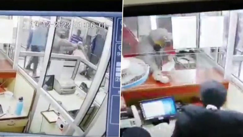 Punjab: Bank Robbery Caught on Camera in Amritsar, Robbers Loot PNB Branch at Gunpoint (Watch Video)