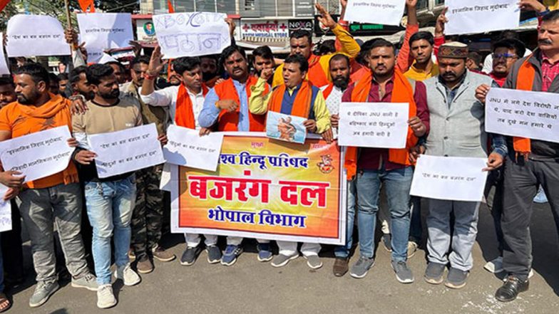 Madhya Pradesh: Heat Against ‘Pathaan’ Reach Shooting of Shah Rukh Khan’s Upcoming Movie ‘Return Ticket’ in Jabalpur; Bajrang Dal, VHP Stage Protests
