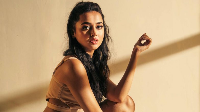 Tejasswi Prakash Spotted Walking Towards a Temple to Seek Blessings Before the New Year Begins! (Watch Video)