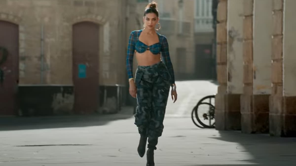 Jhoome Jo Pathaan Song From Pathaan Deepika Padukone Grabs Eyeballs With Her Sexy Looks Once 1874