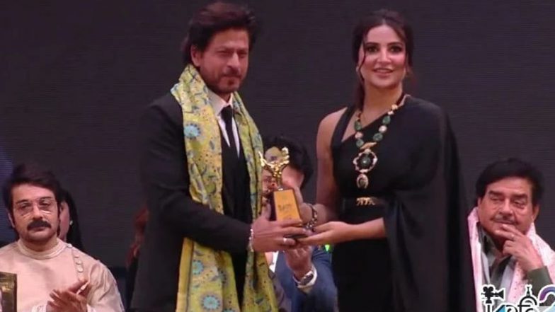 Shah Rukh Khan Gets Felicitated With 300th Award at the Kolkata International Film Festival (View Pic)