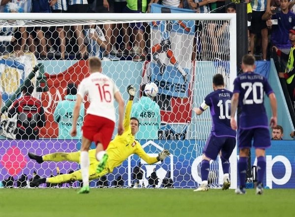 Sports News | FIFA WC: Argentina Experience Goalless First Half Despite Aggressive Gameplay Against a Valiant Poland