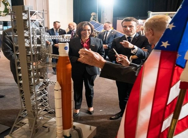 World News | Macron Meets Kamala Harris at NASA Headquarters as US Tour Starts
