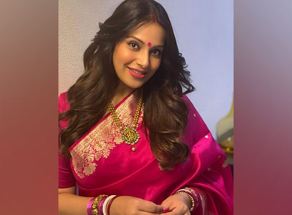 Entertainment News | See How Bipasha's Daughter Cutely Holding Her Fingers in This New Picture