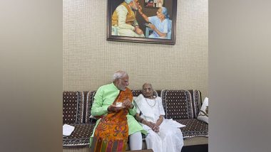 India News | PM Modi Meets Mother Heeraben Modi in Gandhinagar