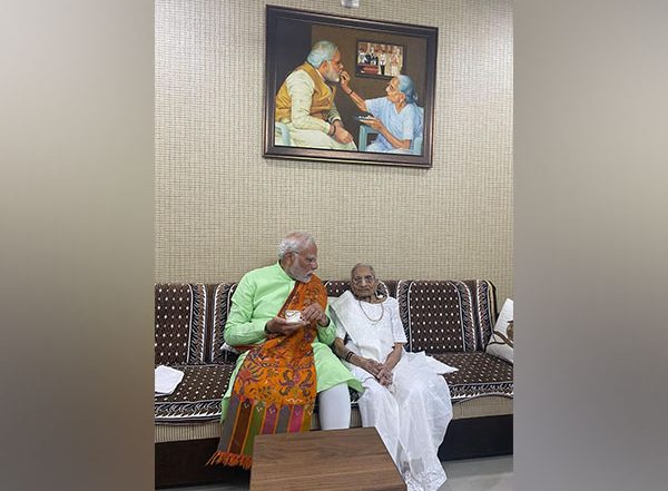 India News | PM Modi Meets Mother Heeraben Modi in Gandhinagar