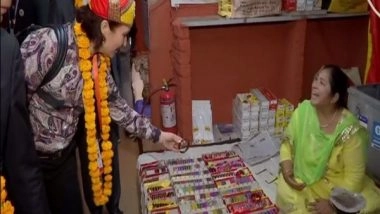 World News | G20 Delegates Call India a 'pioneer' of Digital Technology as They Opt for Digital Payment for Buying Crafts