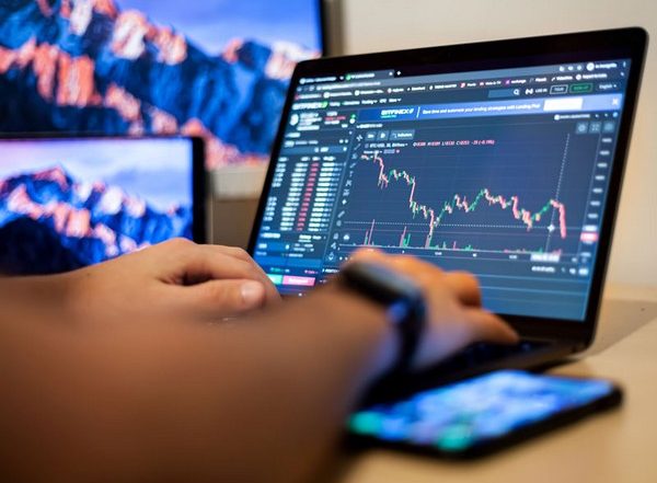 Business News | Markets Open on a Flat Note as Investors Wait and Watch
