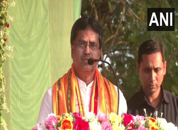 India News | Tripura CM Distributes Kits, E-rickshaws