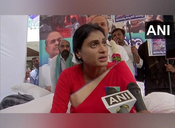 India News | 'My Bus Was Burnt, Followers Beaten Up': YS Sharmila Accuse KCR Govt of Disrupting March