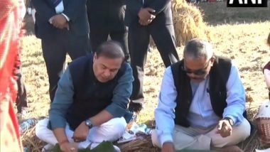 India News | Assam CM Himanta Biswa Sarma Along with Cabinet Ministers Have Lunch with Locals in Paddy Field
