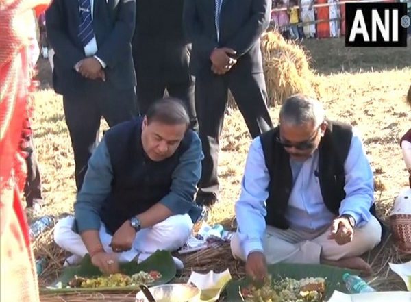 India News | Assam CM Himanta Biswa Sarma Along with Cabinet Ministers Have Lunch with Locals in Paddy Field