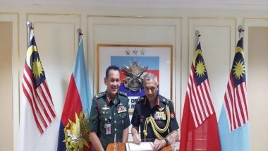 World News | Indian Army Vice Chief Meets Malaysian Army Chief, Discusses Defence Cooperation
