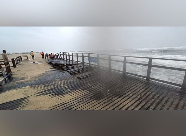 India News | Cyclone Mandous Triggers Heavy Rainfall in TN: Chennai Roads Waterlogged, Trees Uprooted