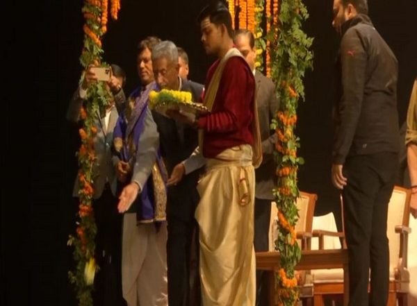 World News | External Affairs Minister Jaishankar Performs Ganga Puja at Dashashwamedh Ghat