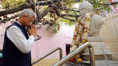 World News | Jaishankar Visits Family of Mahakavi Subramania Bharathi in Kashi