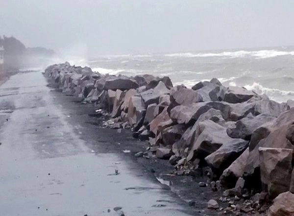 India News | Cyclone Mandous: Kakinada-Uppada Road Closed for Traffic