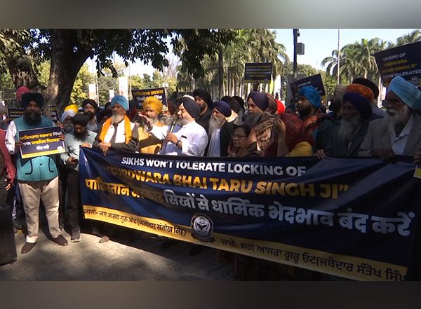 World News | Sikhs Hold Protest in Delhi Against Sealing of Gurudwara in Pakistan
