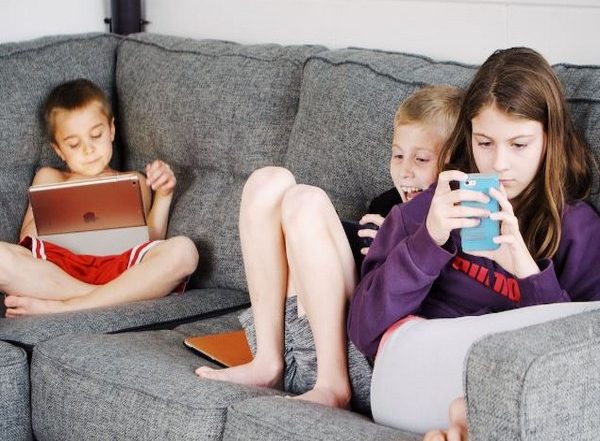 Science News | Exposing Children to Digital Devices to Soothe Them May Affect Their Temperament: Study