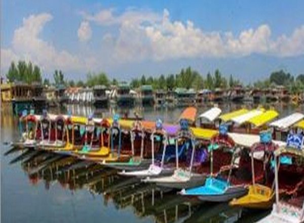 India News | Tourists Praise Hospitality, Honesty of Kashmiri People
