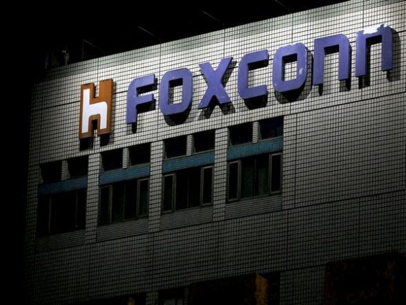 World News | Taiwan to Fine Apple Supplier Foxconn for Unauthorized Investment from China - Vimarsana News