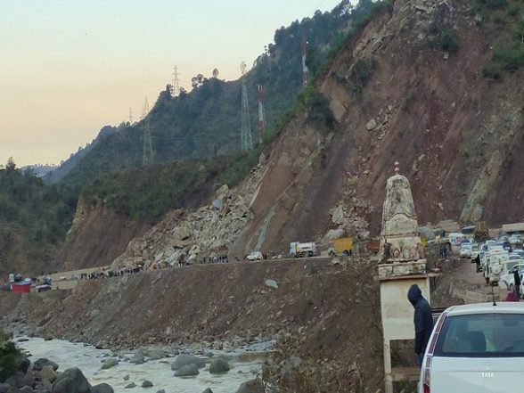 Jammu and Kashmir: Jammu-Srinagar National Highway Shut Due to Landslide at Dewal Bridge in Udhampur; Operation Underway To Clear Route - Vimarsana News