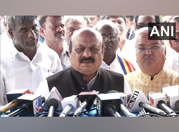 India News | Panchamasali Lingayat Padayatra: Backward Classes Commission Submits Report to Karnataka CM Bommai in Belagavi